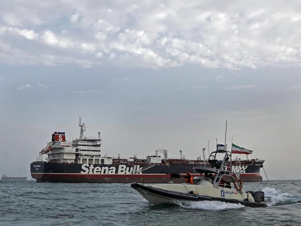 Ein Schnellboot der iranischen Revolutionsgarde fährt in Sichtweite des festgesetzten britischen Öltankers «Stena Impero». Foto: Hasan Shirvani/Mizan News Agency
