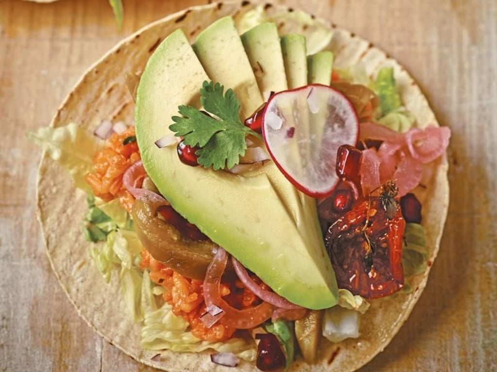 Tacos lassen sich ganz vielfältig belegen - etwa mit Avocado, Gemüse und Granatapfelkernen. Foto: Edition Fackelträger/Chris Terry