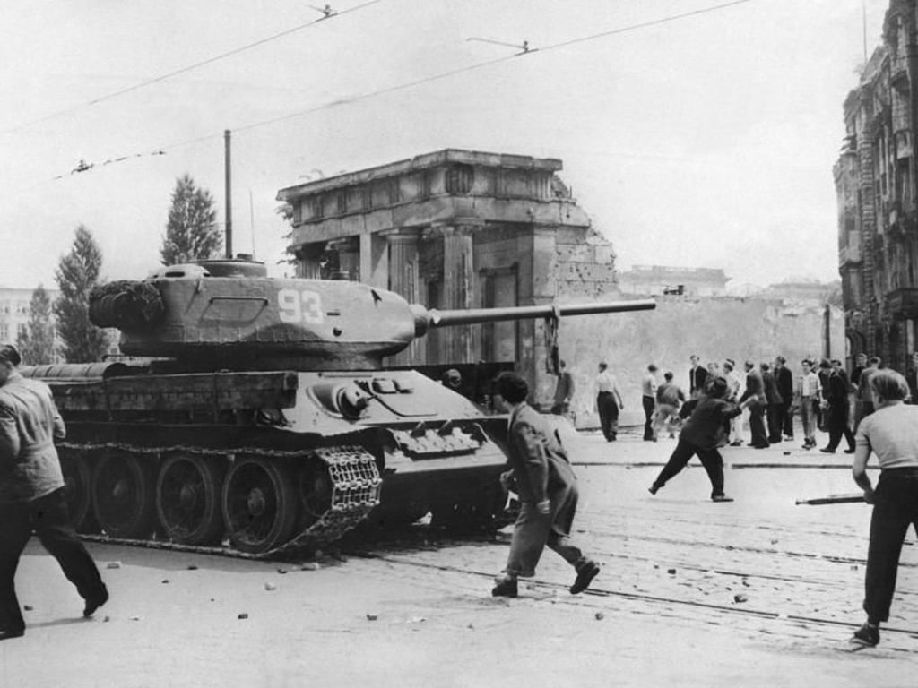 17. Juni 1953: Demonstranten werfen in Berlin mit Steinen nach russischen Panzern. Foto: Archiv