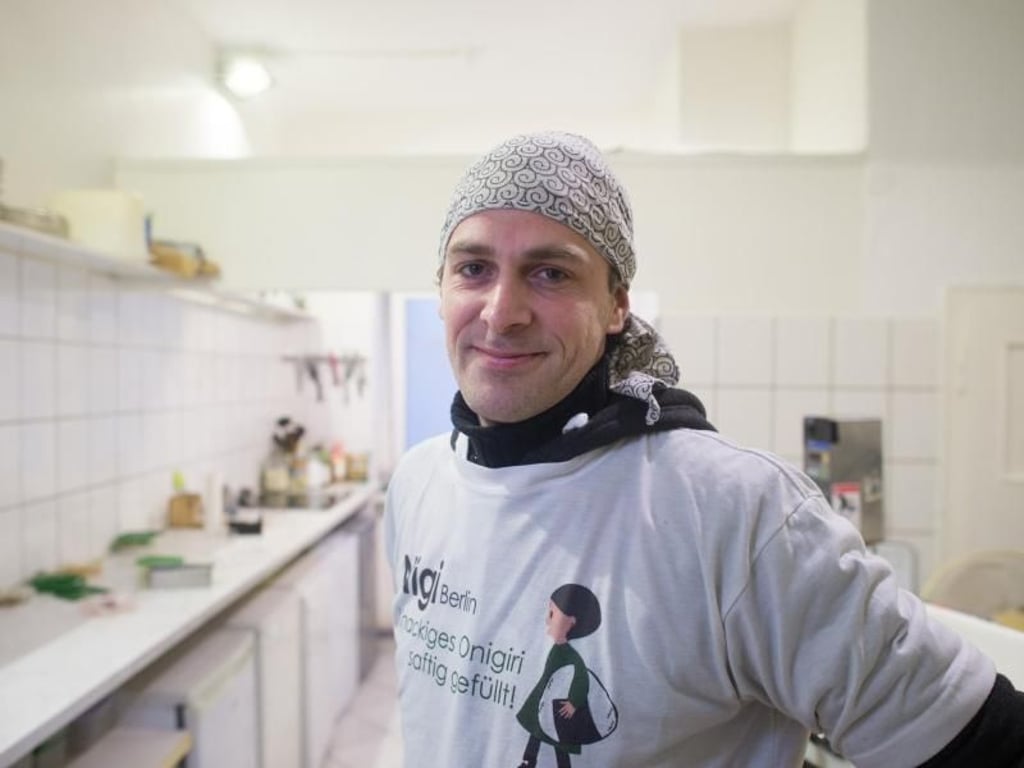 Thomas Donda produziert in seiner Firma Nigi Berlin fertige Onigiri. Foto: Klaus-Dietmar Gabbert
