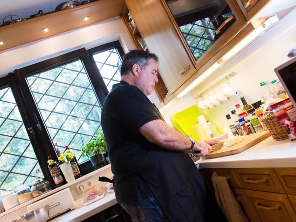 Vorbereitung ist alles: Rogel Rachman hackt für seine Eintöpfe Zwiebeln. Rachman ist Leiter der Öffentlichkeitsabteilung der Israelischen Botschaft in Berlin. Foto: Franziska Gabbert