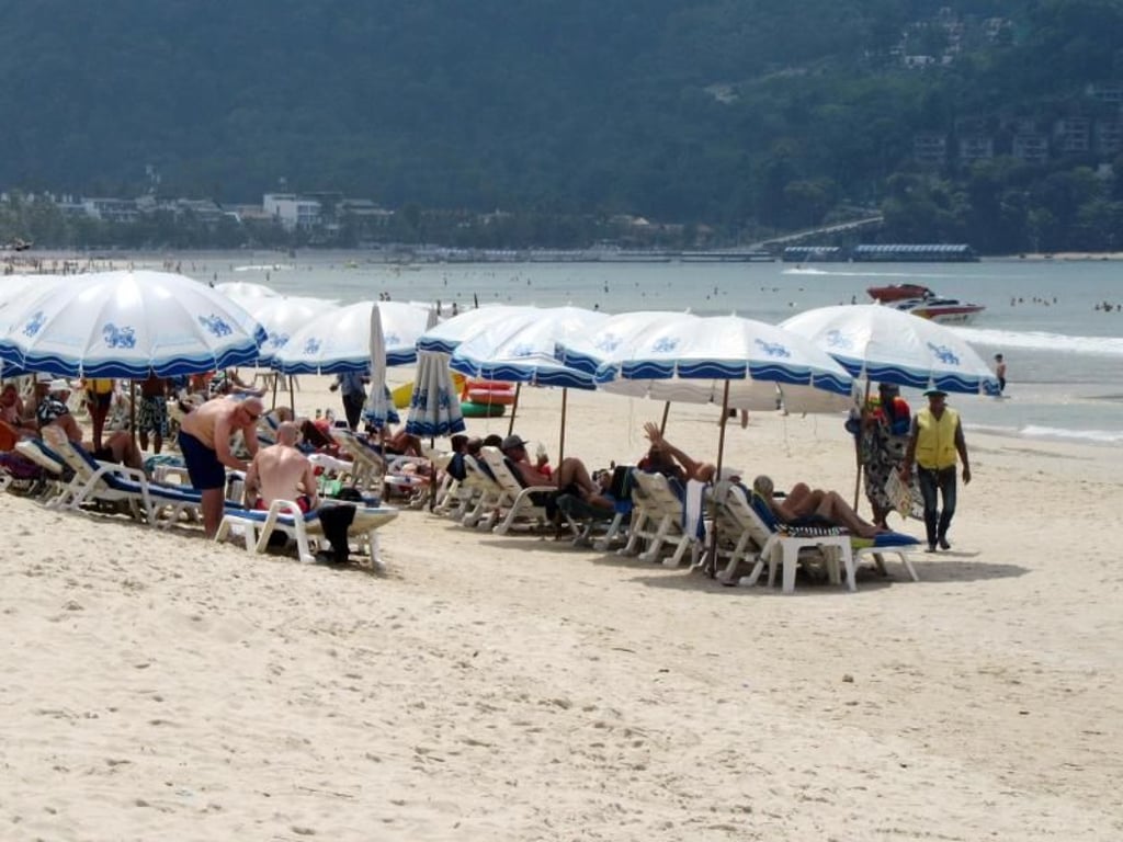 Strand in Phuket - hier brutzeln viele Urlauber in der Sonne, gerne auch betrunken. Gut für die Gesundheit ist das oft nicht. Foto: Bernd Kubisch
