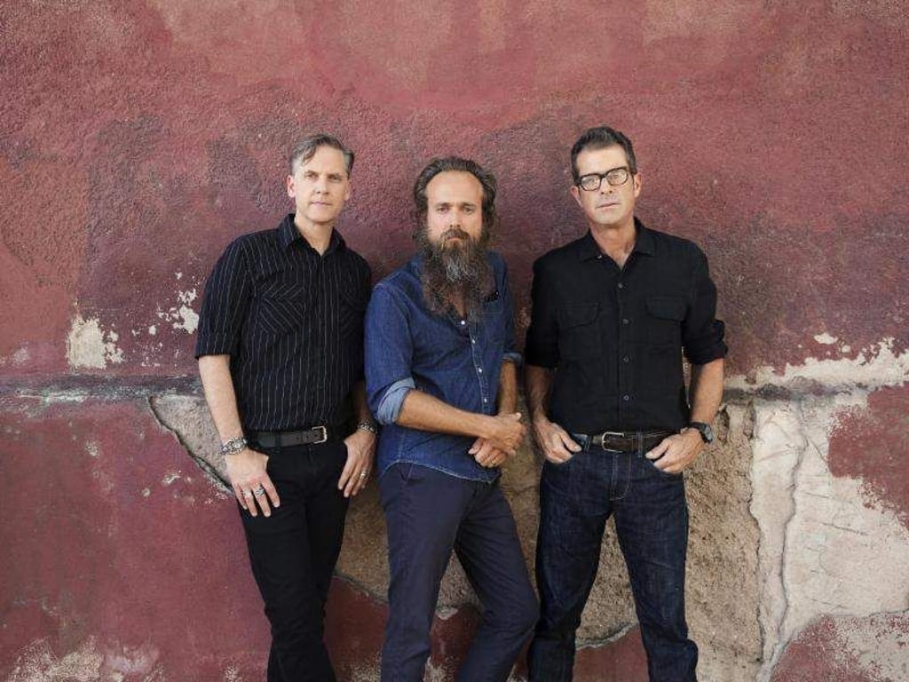 Sam Beam (M), John Convertino (r) und Joey Burns haben «Years to Burn» in wenigen Tagen in Nashville eingespielt. Foto: Piper Ferguson/CitySlang