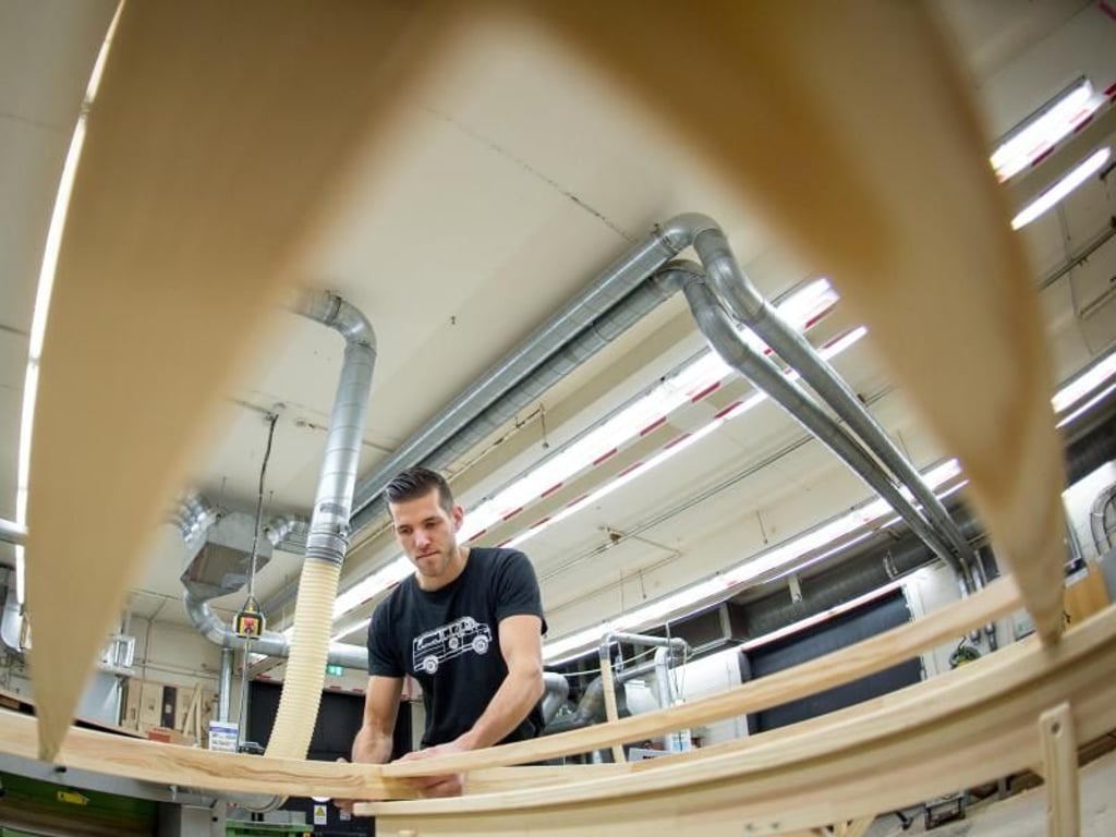 Für Tischler ist die Arbeit beim Kulissenbau vielfältig: Manchmal zimmert Mark-Olliver Hoppe beispielsweise eine Treppe, dann einen Holzrahmen. Foto: Sebastian Gollnow