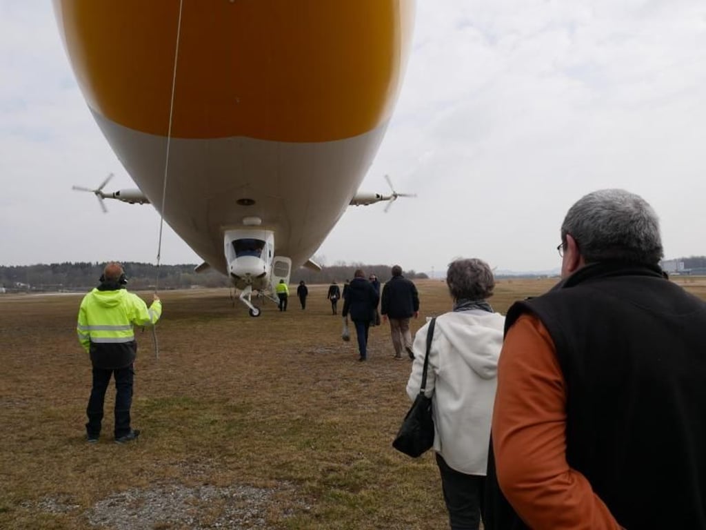 Fertig zum Einsteigen: Nur mit einem Seil wird der Zeppelin am Boden gehalten. Foto: Brigitte Geiselhart