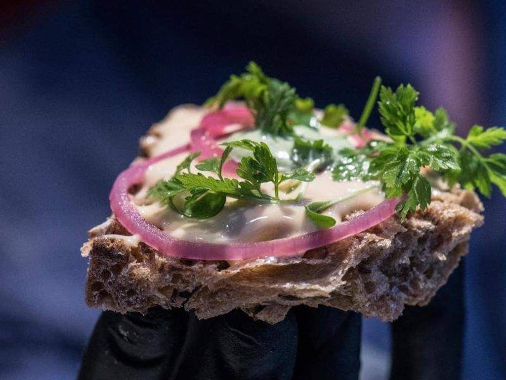 Sieht lecker aus: Handkäs auf Brot. Foto: Boris Roessler