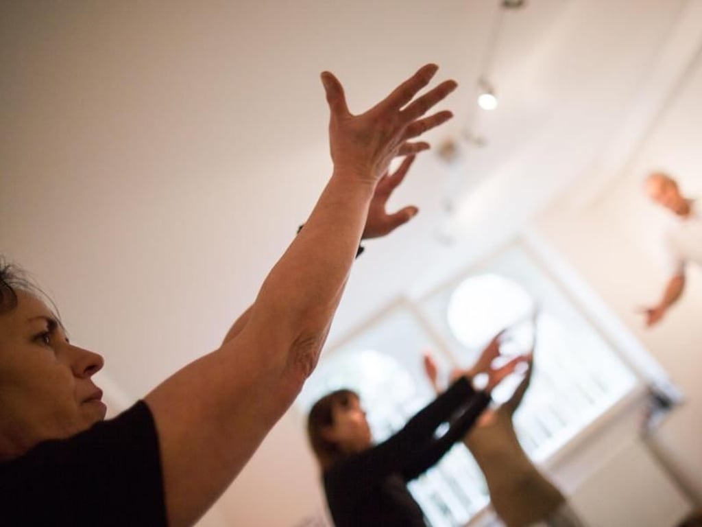 Bewegung hilft Menschen mit Parkinson. Beim Selbsthilfe-Verein für Parkinsonkranke evanda in Frankfurt am Main trainieren die Teilnehmer ihre Beweglichkeit gemeinsam mit Dehnübungen. Foto: Frank Rumpenhorst