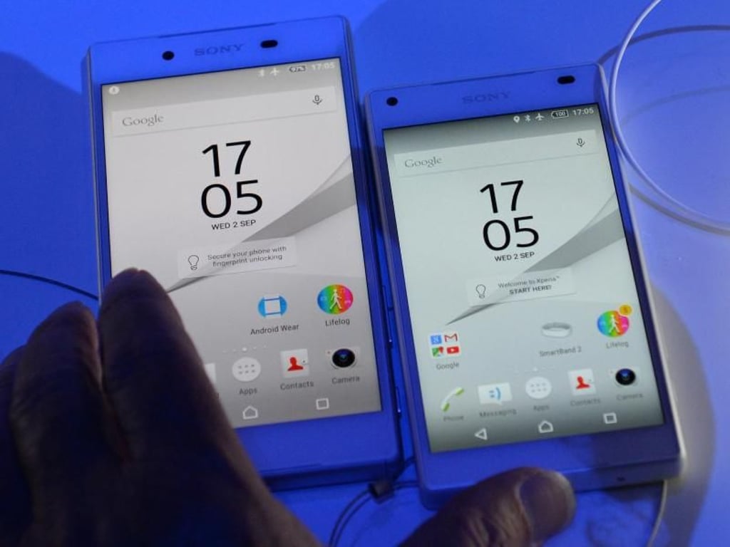 Kleiner Größenunterschied: Das Full-HD-Display des Sony Z5 (l) misst 5,2 Zoll, das HD-Display des Z5 Compact nur 4,6 Zoll. Foto: Andrea Warnecke