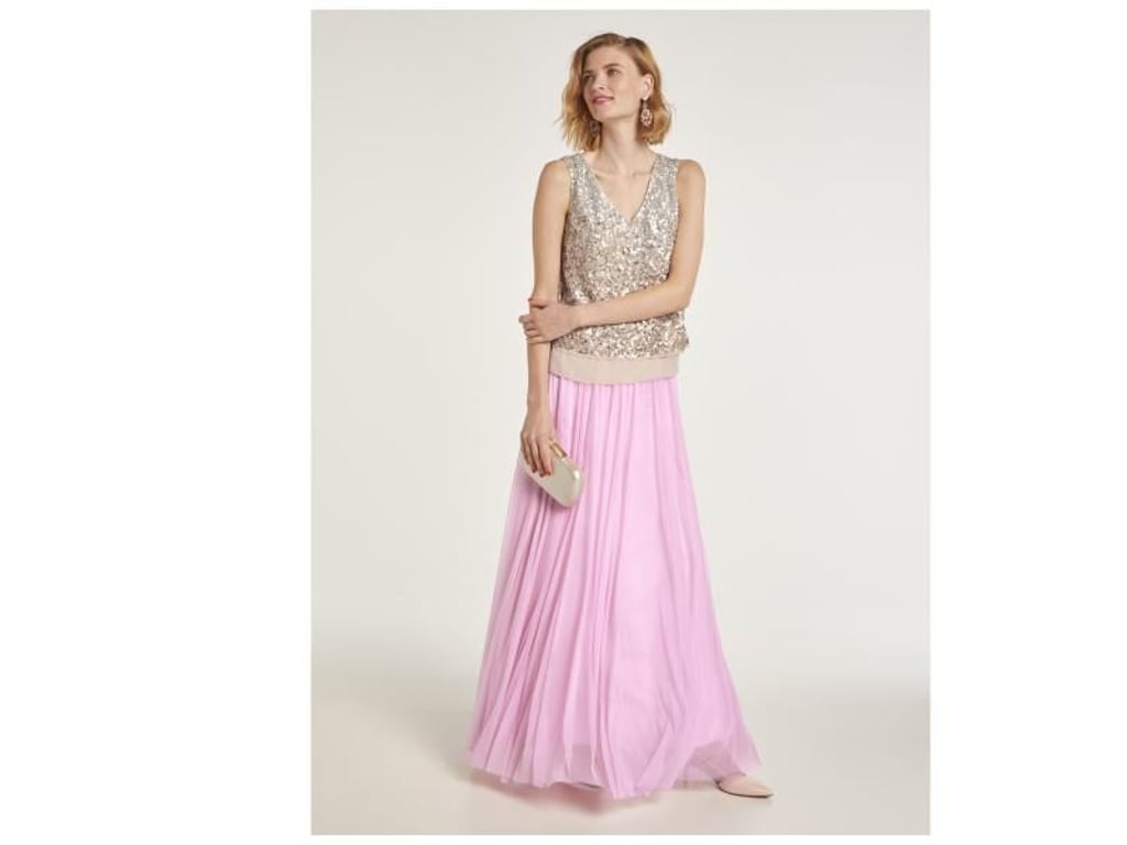 Möglich sind auch Kombinationen aus Rock und Oberteil wie bei Heine (Rock ca. 90 Euro, Top ca. 80 Euro, Schuhe ca, 120 Euro, Clutch ca. 80 Euro). Foto: Heine