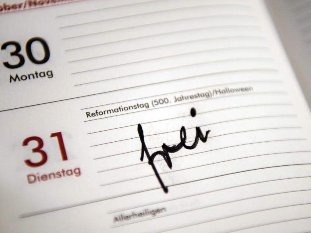 In einem Kalender sind der 30. und 31. Oktober aufgeschlagen. Foto: Sebastian Gollnow/Archiv