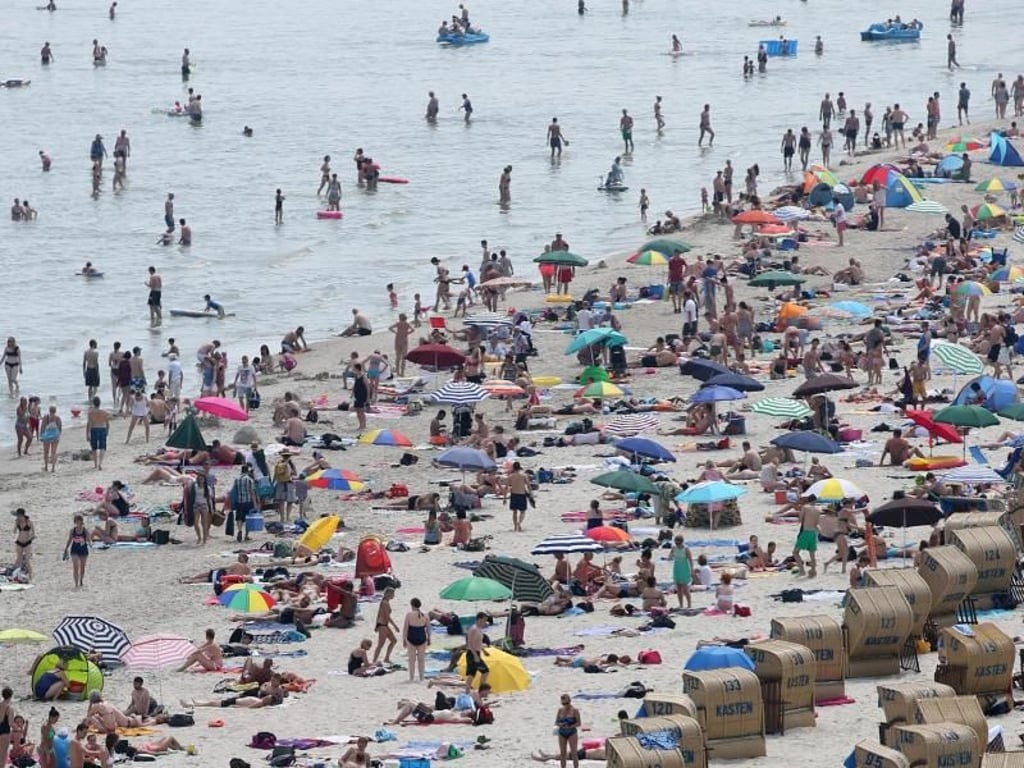 Ist das Wetter schön warm, tummeln sich viele Gäste am Ostseestrand. Foto: Bodo Marks
