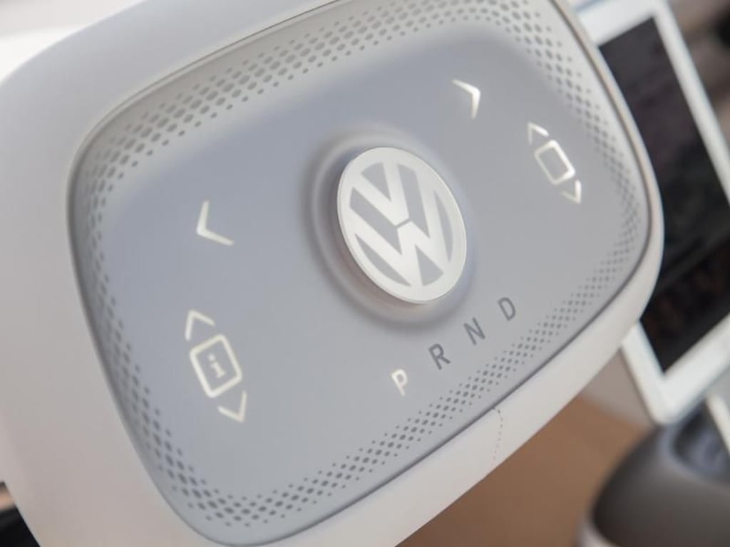 Das Lenkrad des ID Buzz braucht der Fahrer kaum noch zu bedienen. Der Bus verfügt über einen Autopiloten. Foto: Ingo Barenschee/VW/dpa-infocom
