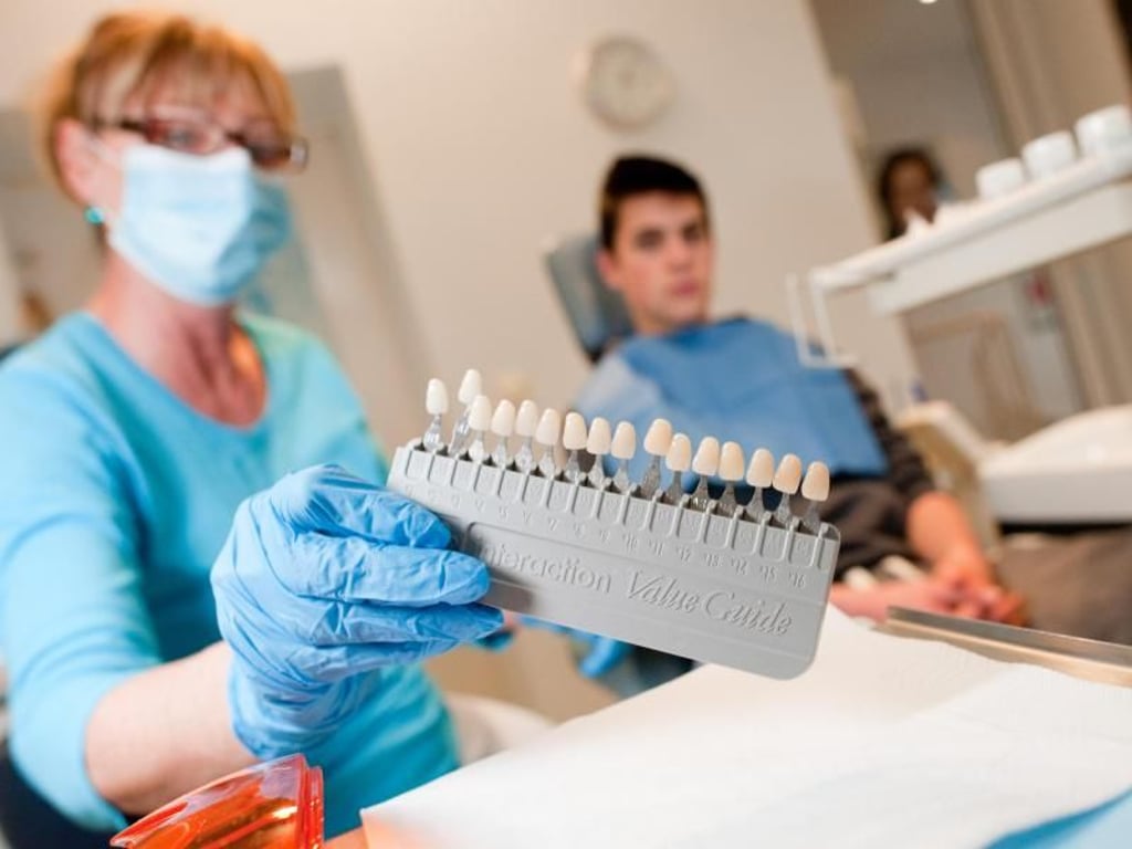 Für das professionelle Zähnebleichen sind meist zwei Sitzungen je 45 Minuten nötig. Behandelt werden die sechs Frontzähne im Ober- und Unterkiefer. Foto: Klaus-Dietmar Gabbert