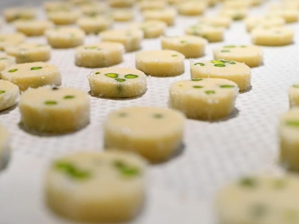 In den Mürbeteig für die Pistazienplätzchen werden ganze Pistazien eingeknetet. Foto: Hotel Inselloft Norderney