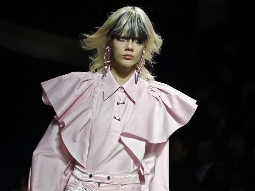 Das dänische Modell Marjan Jonkman zeigt Rüschenmode von Kenzo. Foto: Ian Langsdon