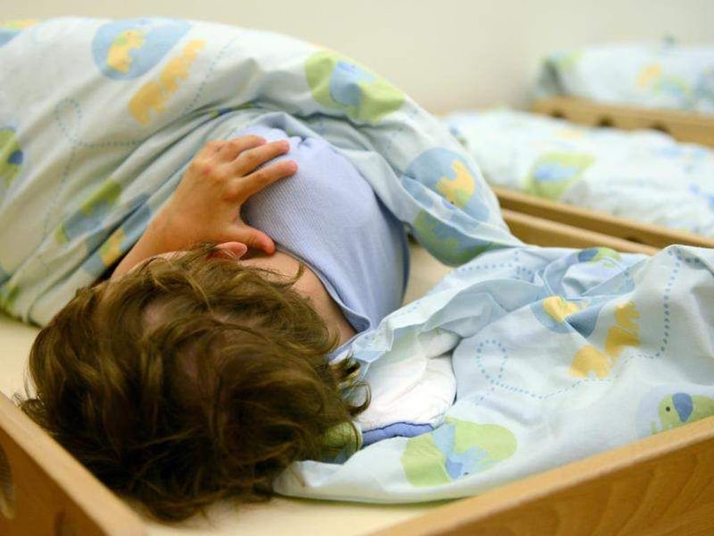 Nicht künstlich zum Schlafen bringen: Immer mehr Eltern neigen dazu, ihren Kindern Schlafmittel zu geben. Dies kann abhängig machen und gesundheitliche Schäden nach sich ziehen. Foto: Caroline Seidel