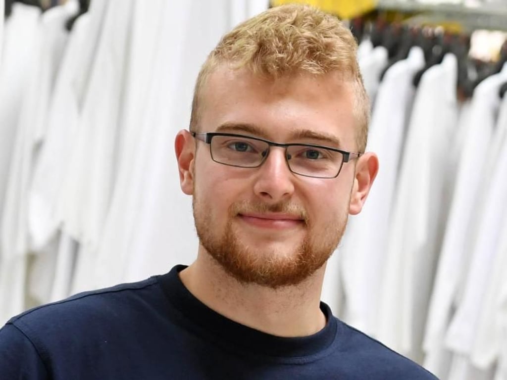Herr der Wäsche: Andreas Wagner macht seine Ausbildung zum Textilreinier bei der Firma Bardusch in Ettlingen in Baden-Württemberg. Foto: Uli Deck