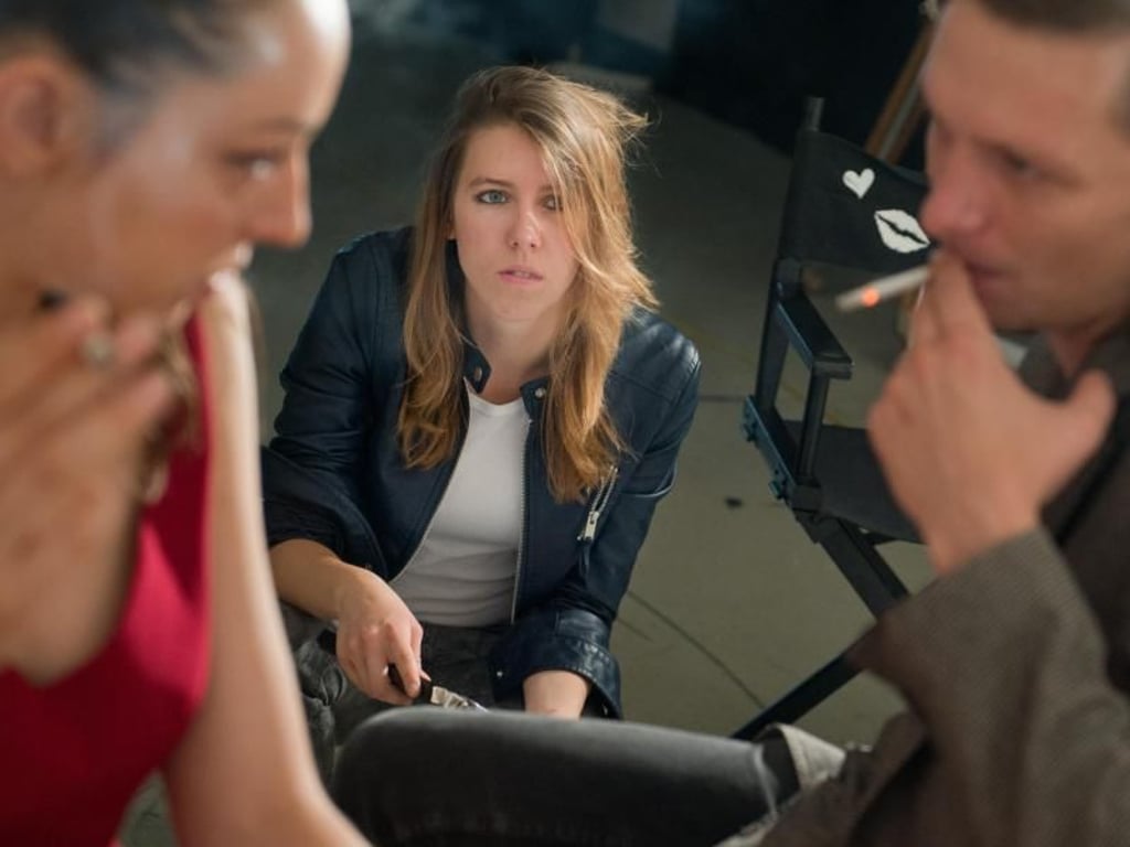 Ewa Wikiel (M) kam auf Umwegen zum Regie-Studium. Sie hat zunächst Politikwissenschaften gelernt. Inzwischen ist sie im vierten Jahr Regie an der Deutschen Film- und Fernsehakademie Berlin (dffb). Foto: Inga Kjer