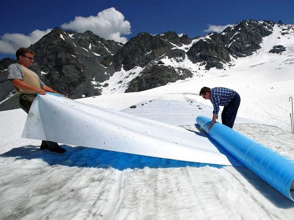 Auch der Schweizer Tortin-Gletscher wird mit Abdeckungen im Sommer vor zu schnellem Abschmelzen geschützt. Foto: Olivier Maire/Keystone