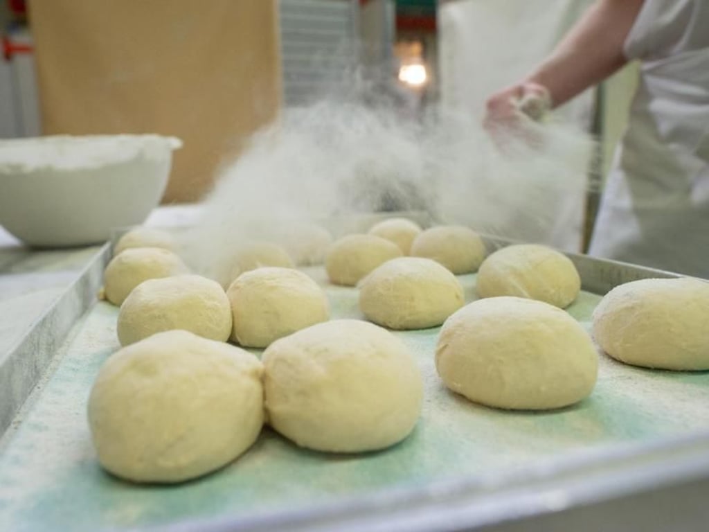 Aus Mehl tolle Backwaren herstellen: Tobi Gennrich ist Azubildender in der Bäckerei & Konditorei Plentz. Foto: Klaus-Dietmar Gabbert