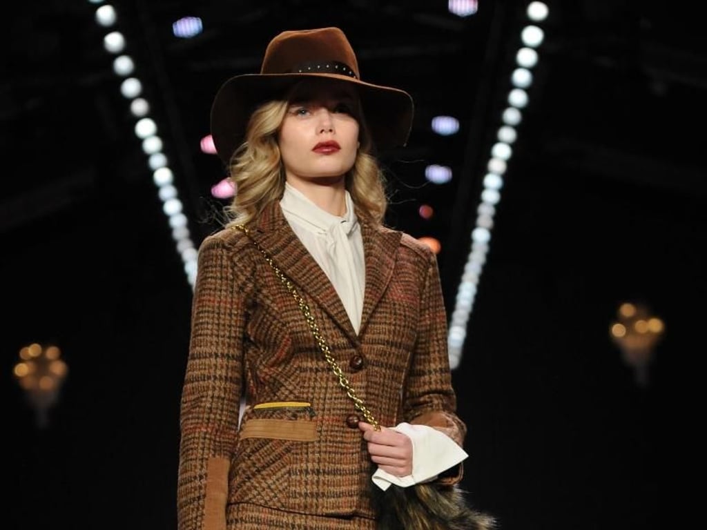 Dem Täter in Tweed auf der Spur: Marc Cain bei der Berlin Fashion Week. Foto: Britta Pedersen