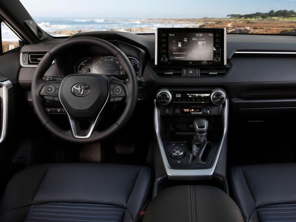 Mehr Elektronik: Das Cockpit wird von einem großen Bildschirm zwischen den Instrumenten und dem noch größeren Touchscreen daneben dominiert. Foto: Toyota