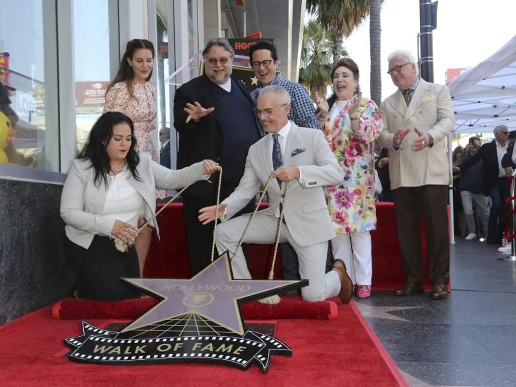 Rana Ghadban (l-r), Sängerin Lana Del Rey, Guillermo del Toro, Mitch O'Farrell, Regisseur J.J. Abrams, Donelle Dadigan, und Vin Di Bona enthüllen den Stern für Oscar-Preisträger del Toro. Foto: Willy Sanjuan