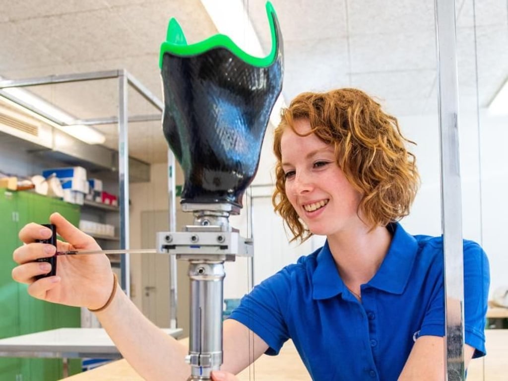 Eine Prothese perfekt an die Bedürfnisse des Patienten anpassen - Luisa Richters Aufgaben als angehende Orthopädietechnik-Mechanikerin erfordern Präzision. Foto: Caroline Seidel