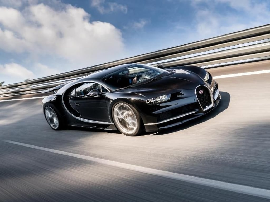 Der Traumwagen sieht aus wie eine Flunder - nur hüfthoch, aber sehr breit. Der Sound des Motors ist durchdringend. Foto: Bugatti/dpa