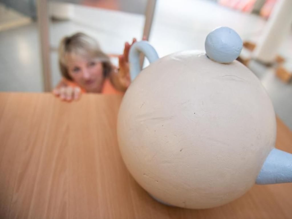 An einem Modell einer überdimensionierten Küche bekommen Erwachsene eine ganz neue Perspektive auf den Küchentisch. Die Kanne steht an der Tischkante. Doch die Finger eines Kindes würden den Henkel der Kanne erreichen - im schlimmsten Fall ergießt sich der heiße Inhalt über dem Kind und verbrüht es. Foto: Franziska Gabbert