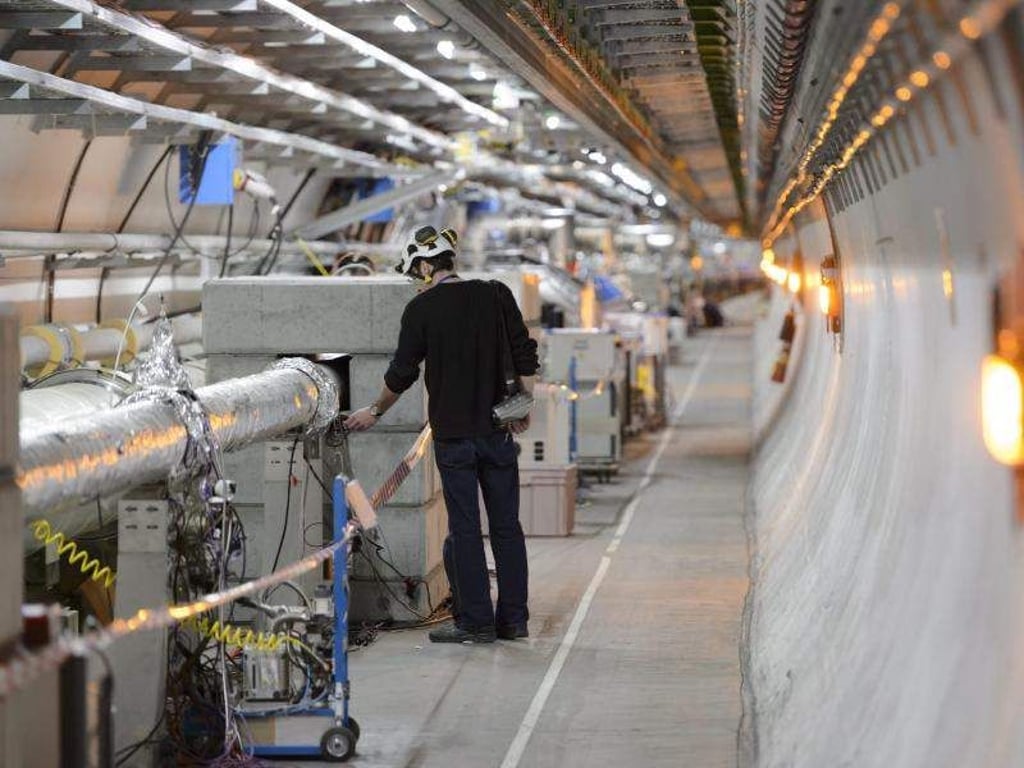 Ein Techniker arbeitet am Cern in einem Tunnel für den Teilchenbeschleuniger LHC in Meyrin bei Genf. Foto: Laurent Gillieron/KEYSTONE