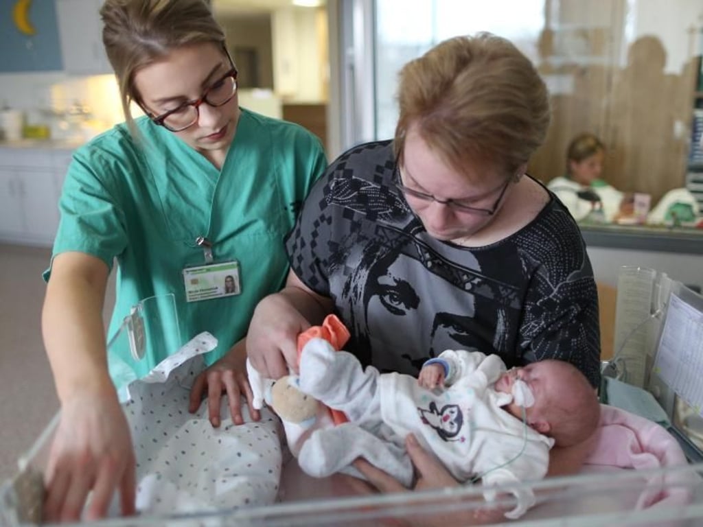 Als angehende Kinderkrankenschwester ist Nicole Ekonomiuk oft eine der ersten Ansprechpartner der Eltern auf der Station. Foto: Ina Fassbender