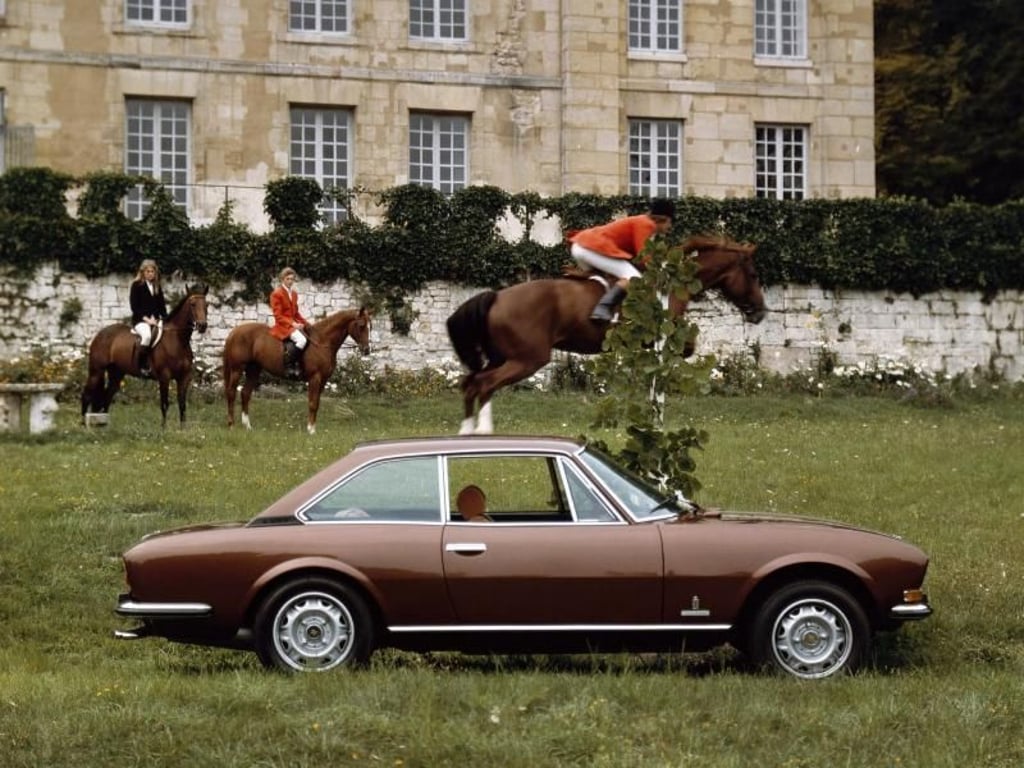 Stilvolles Ambiente: Peugeot arrangierte das 504 Coupé auf dem zeitgenössischem Foto vor mondäner Kulisse. Foto: Peugeot