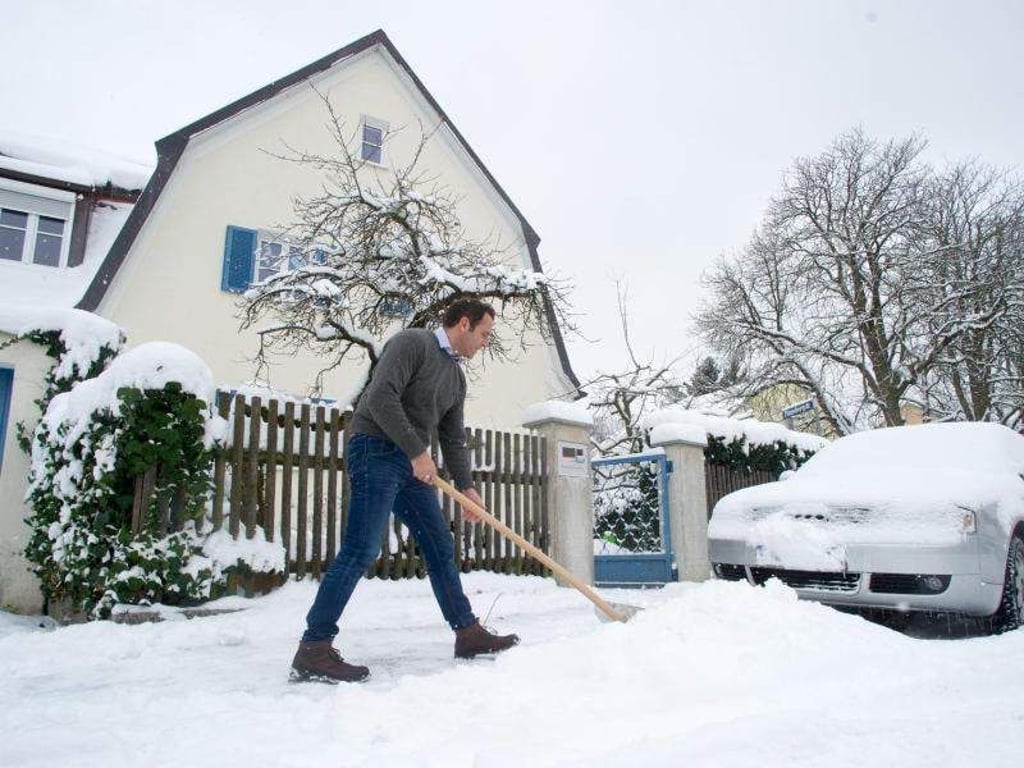 Wer im Winter Räumpflichten erfüllen muss, sollte für eine Vertretung sorgen, wenn er in den Urlaub fährt. Andernfalls kann es teuer werden, falls jemand zu Schaden kommt. Foto: Tobias Hase