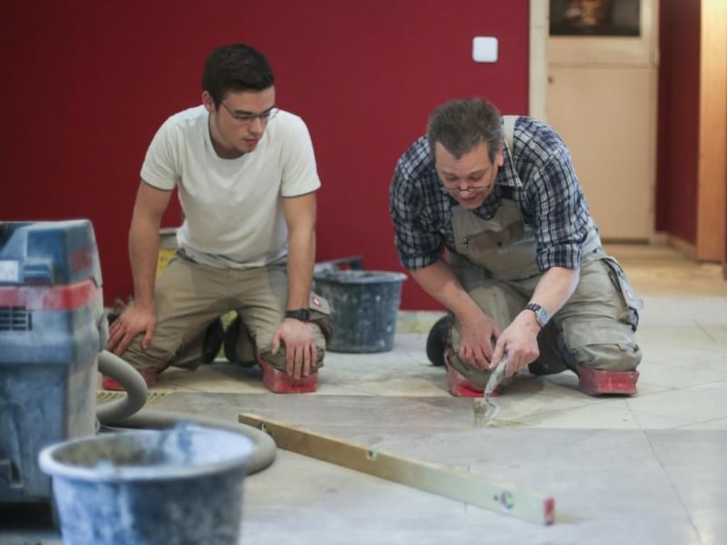Fliesenleger-Azubi Sascha Cuppenbender (l) arbeitet im Team mit seinem Vater und Ausbilder Guido. Foto: Ina Fassbender