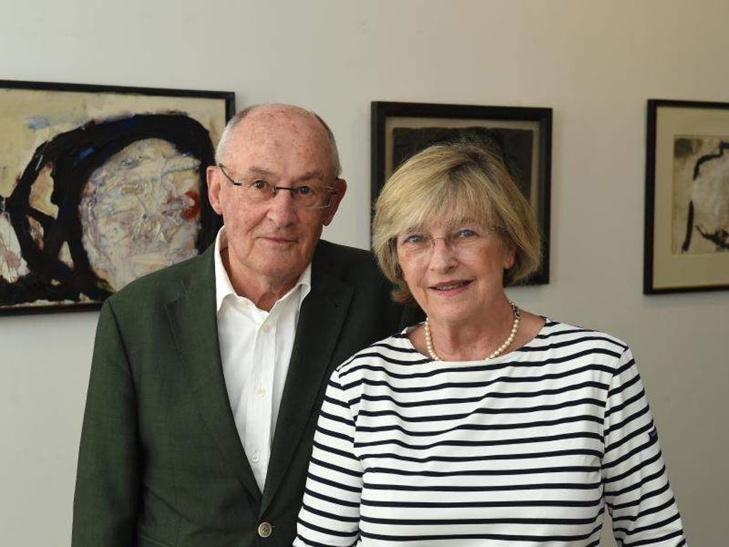 Das Sammlerehepaar Karin und Uwe Hollweg in seinem Privatmuseum in Bremen vor Bildern von Mark Tobey. Foto: Carmen Jaspersen