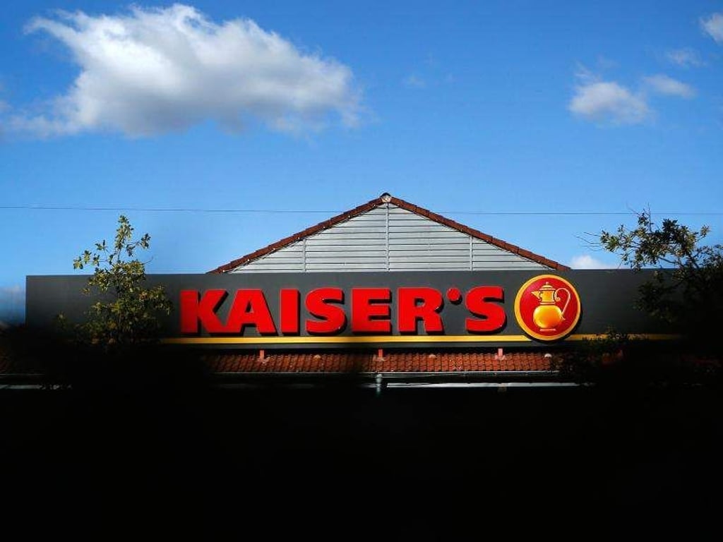 Der Vereinbarung zufolge übernimmt Marktführer Edeka alle Filialen von Kaiser's Tengelmann und reicht unter anderem 62 Kaiser's-Geschäfte in Berlin an den Konkurrenten Rewe weiter. Foto: Ina Fassbender