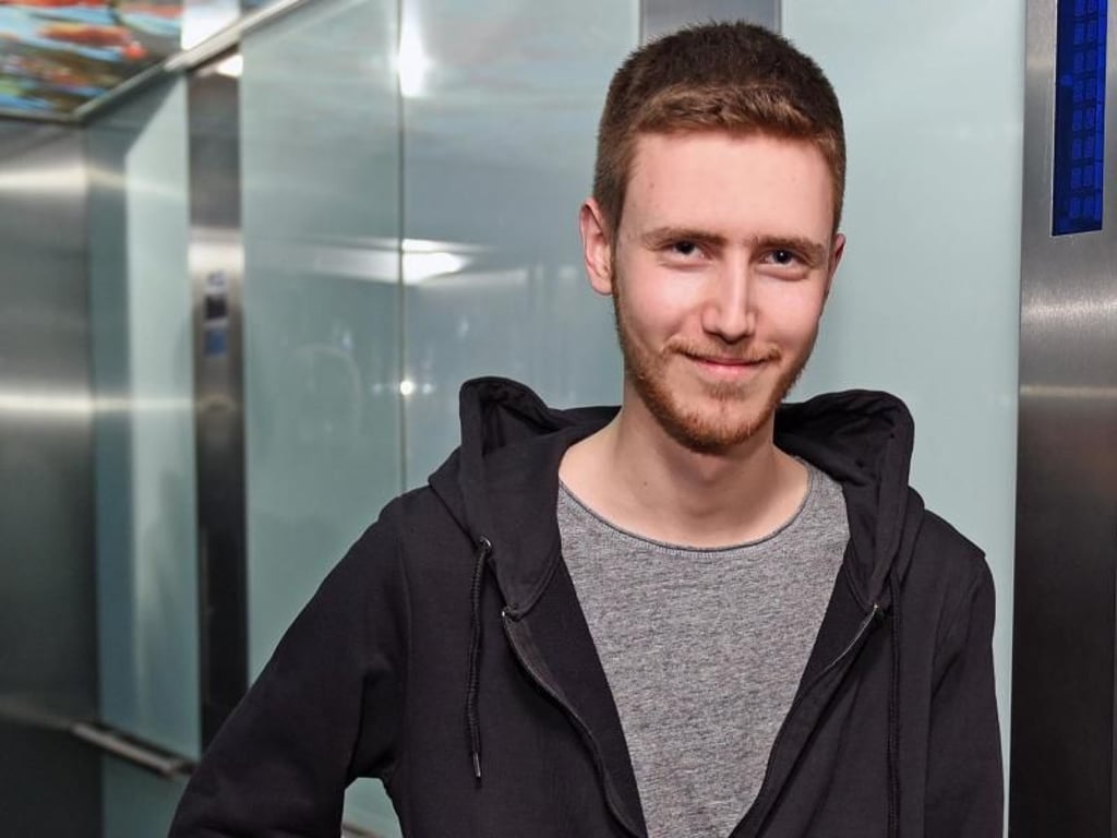 Neben der Begeisterung für Technik, zählen vor allem soziale Kompetenzen: Wer wie Leon Kersten eine Ausbildung zum Fachinformatiker macht, leitet zum Beispiel auch Schulungen für Nutzer. Foto: Judith Michaelis