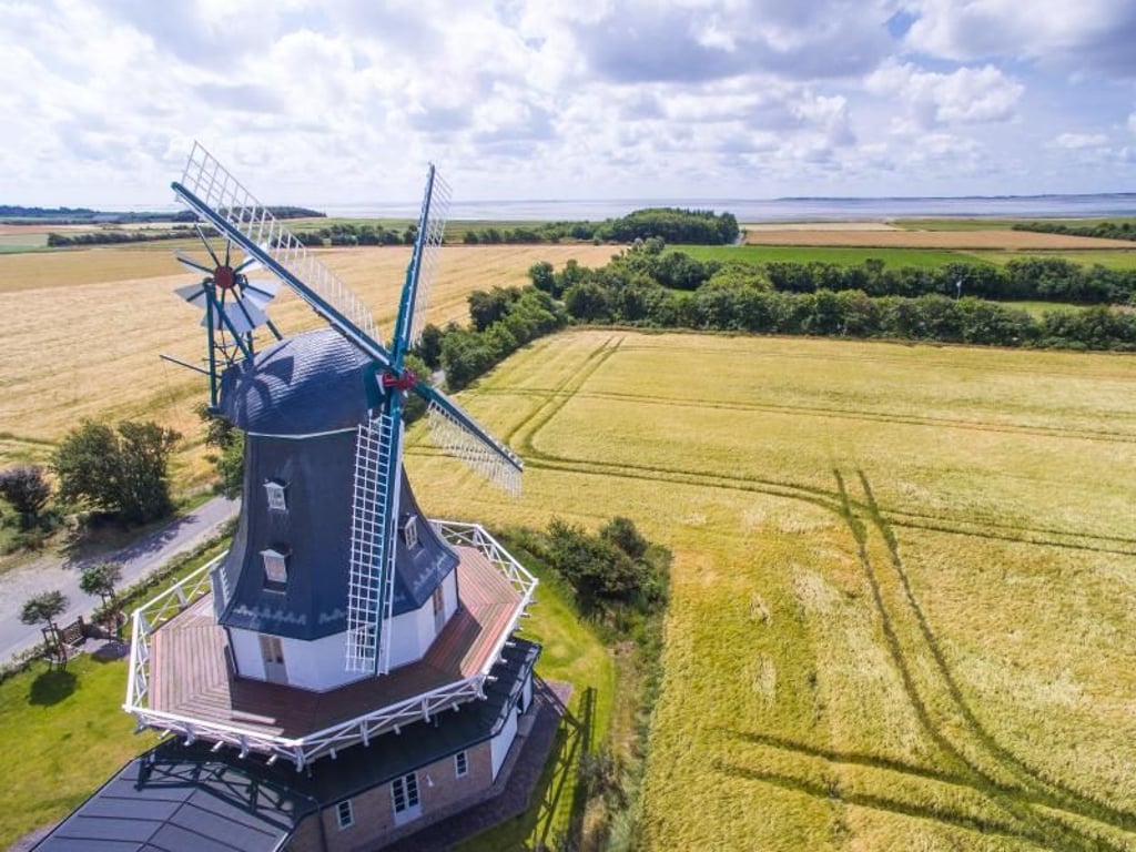 Die Zeit scheint manchmal stillzustehen auf Föhr - wie hier an der Borgsumer Mühle im Südwesten der Nordseeinsel. Foto: Moritz Kertzscher/Föhr Tourismus GmbH