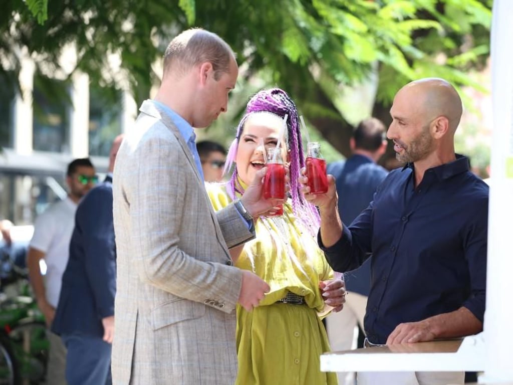 Prinz William (l) trank mit Sängerin Netta Barzilai in Tel Avibn Limonade. Foto: Ian Vogler/Gety Images/PA