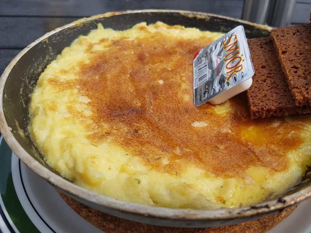 Plokkfiskur, eine Art Brei aus Fisch und Kartoffeln, kommt klassischerweise mit Schwarzbrot als Beilage auf den Tisch. Foto: Matarauður
