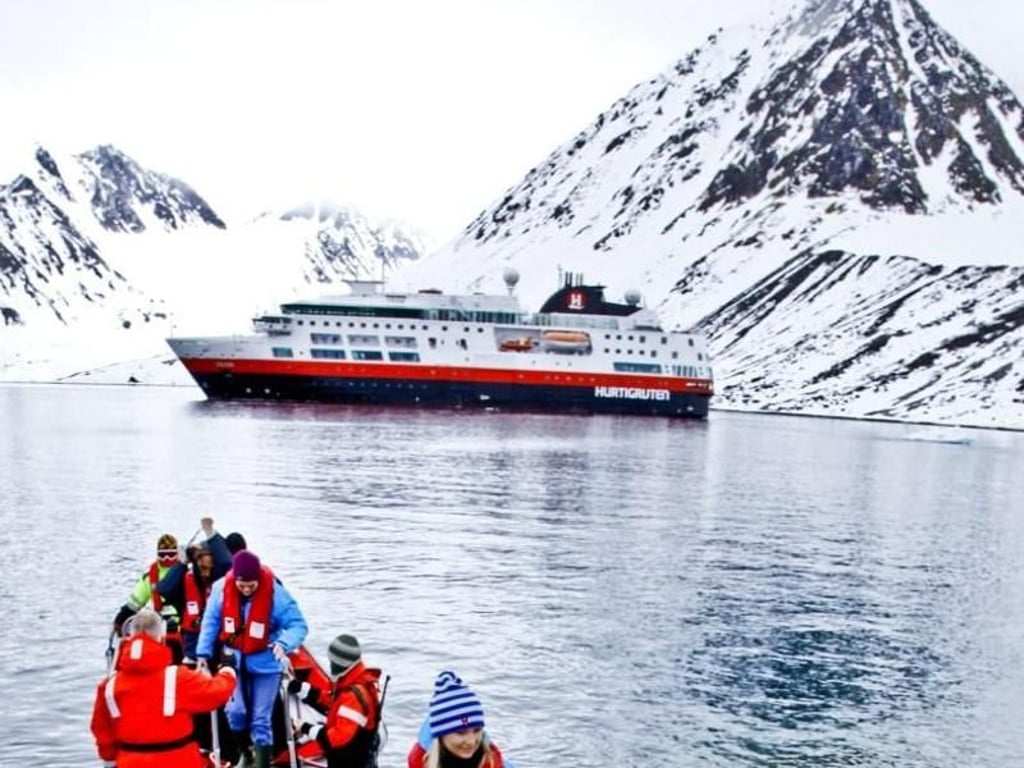 Landgang auf Spitzbergen: Wo Expeditionskreuzfahrtschiffe Halt machen, gibt es meist keinen Hafen. Foto: Hurtigruten