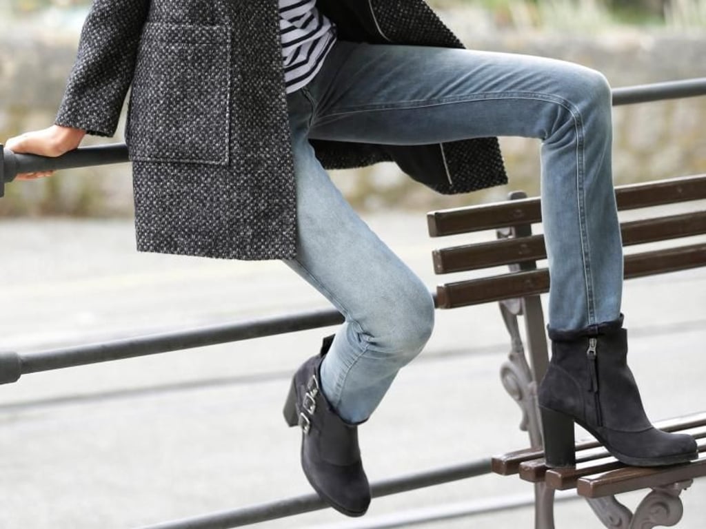 Modern kombinieren lässt sich der Tweed-Mantel zu Jeans und Schuhen mit einem hohen, aber breiten Absatz (Kurzmantel ca. 250 Euro). Foto: Otto