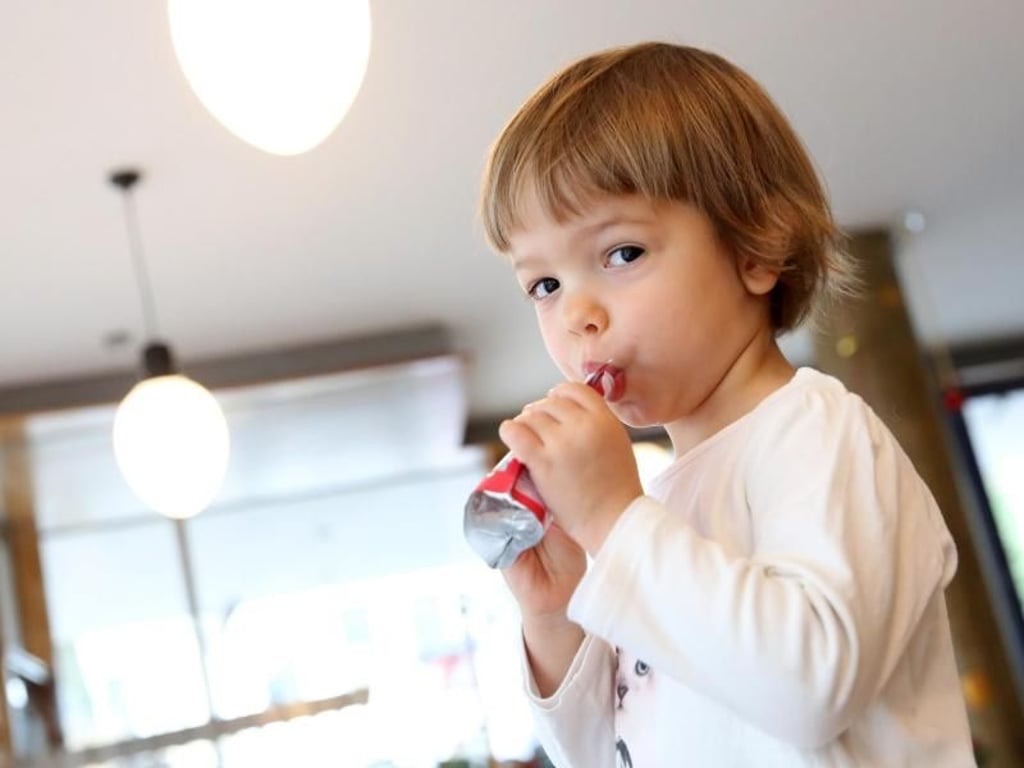Ab und zu dürfen Kinder an Quetschies nuckeln - ein dauerhafter Ersatz für reguläres Obst sind sie aber nicht. Foto: Bodo Marks/dpa-tmn