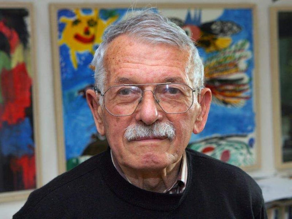 Werner Schinko 2009 in seinem Arbeitszimmer in Röbel (Mecklenburg-Vorpommern). Foto: Bernd Wüstneck