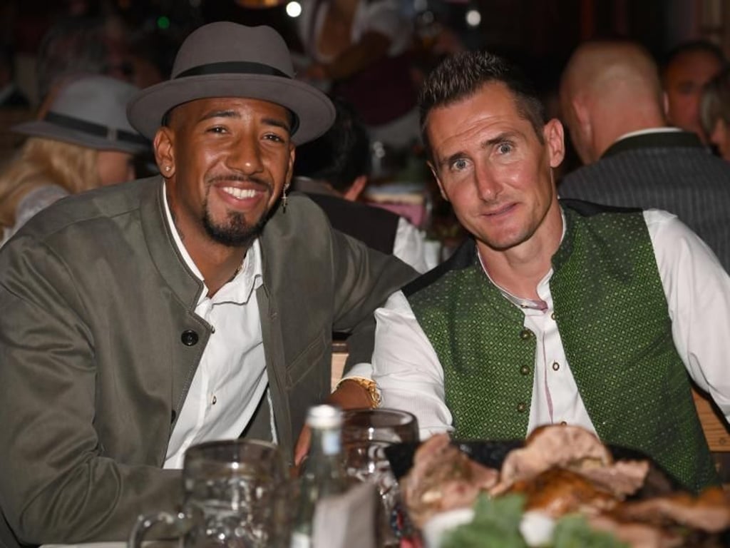 Jerome Boateng (l) und Miroslav Klose beim Almauftrieb im Käferzelt. Foto: Felix Hörhager