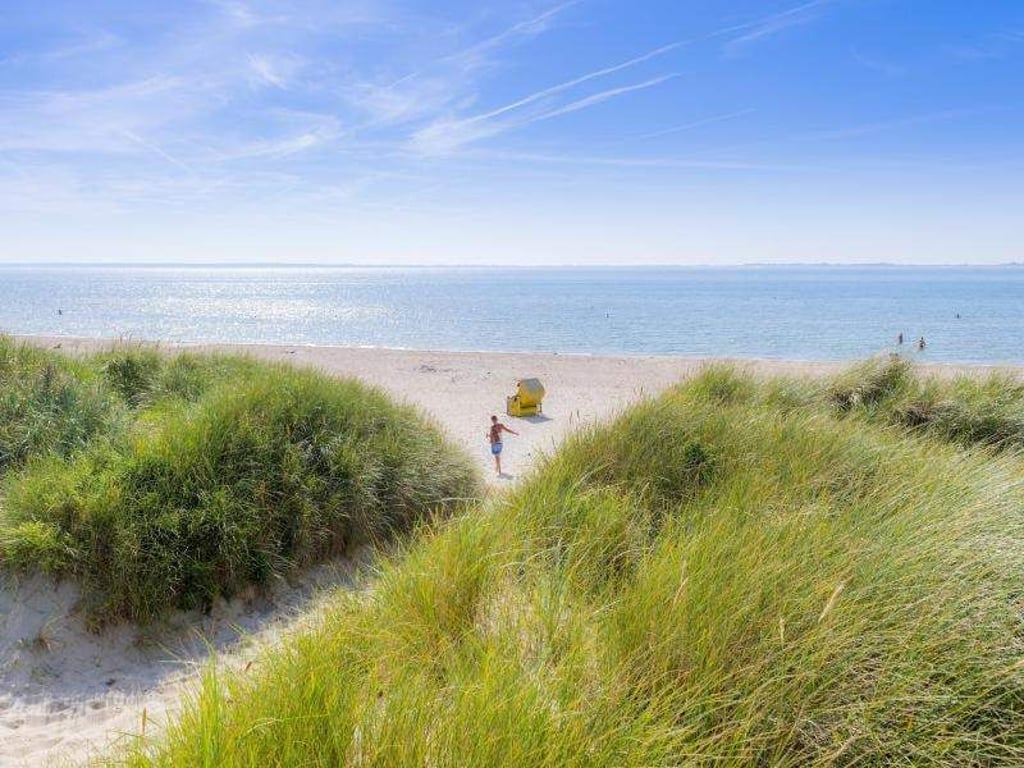 Dünen an der Nordsee: Seit 200 Jahren zieht Föhr als offizielles Seebad Urlauber an, die Erholung suchen. Foto: Oliver Franke/Föhr Tourismus GmbH