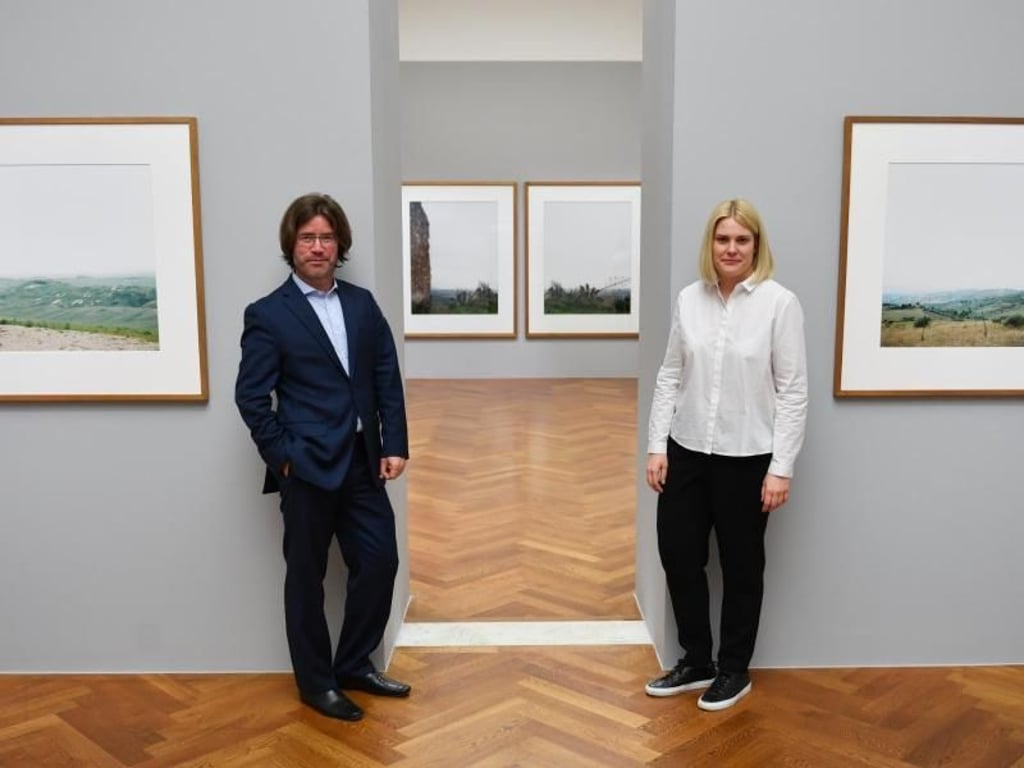 Die Kuratoren Jana Baumann (r) und Martin Engler in ihrer Ausstellung. Foto: Arne Dedert