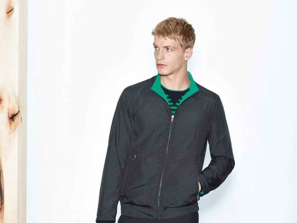 Einflüsse aus der Sportswear mischen sich immer stärker in die klassische Herrenmode - so wie bei diesem sportiven Blouson aus der Kollektion von Hugo Boss (Jacke ca. 329 Euro, Hose ca. 160 Euro, Schuhe ca. 250 Euro, Rucksack ca. 480 Euro). Foto: Boss