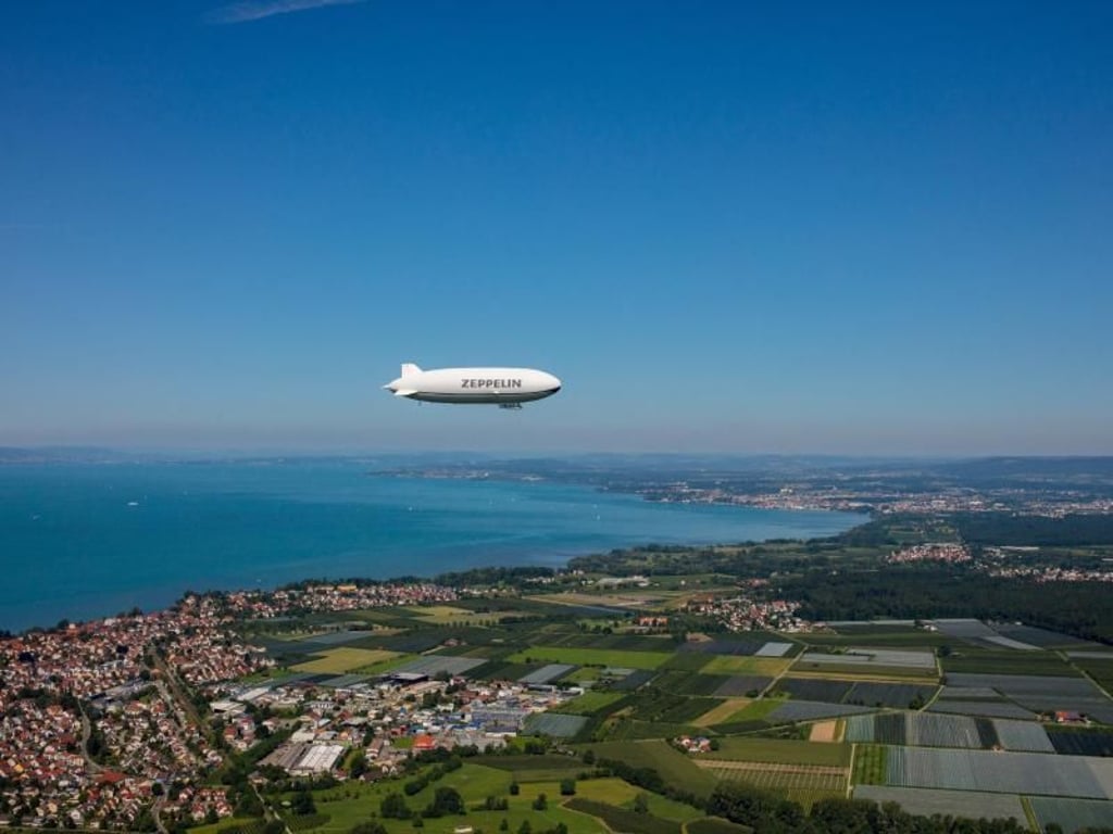 Zwischen 30 Minuten und zwei Stunden dauert ein Rundflug mit dem Zeppelin über den Bodensee. Foto: Achim Mende/Deutsche Zeppelin-Reederei GmbH